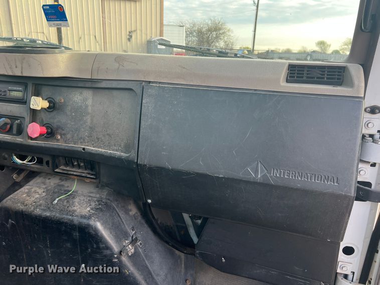 image for item DS2839 2001 International 4900  semi truck