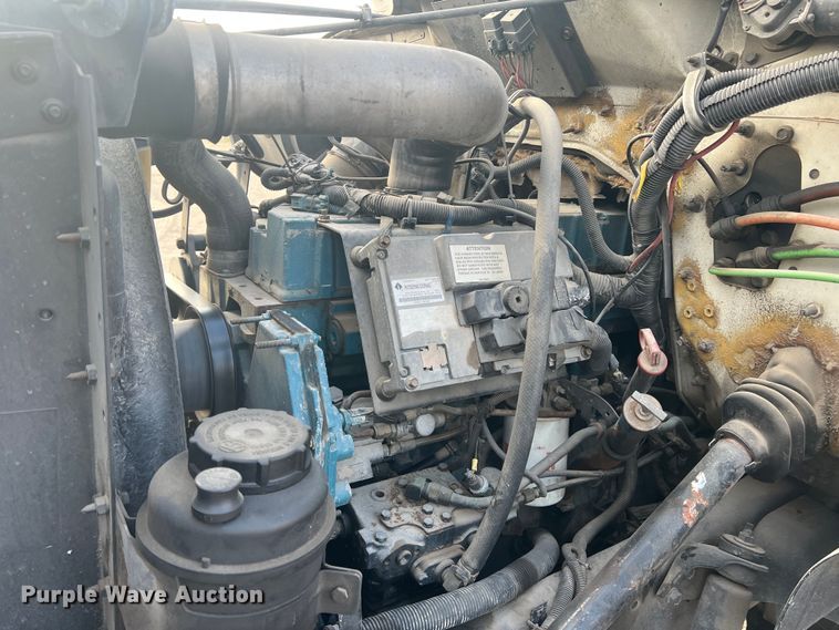 image for item DS2839 2001 International 4900  semi truck