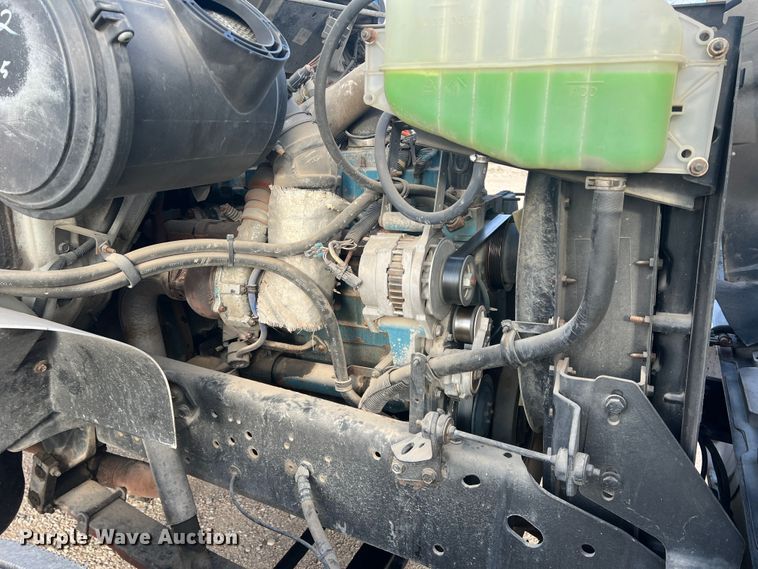 image for item DS2839 2001 International 4900  semi truck