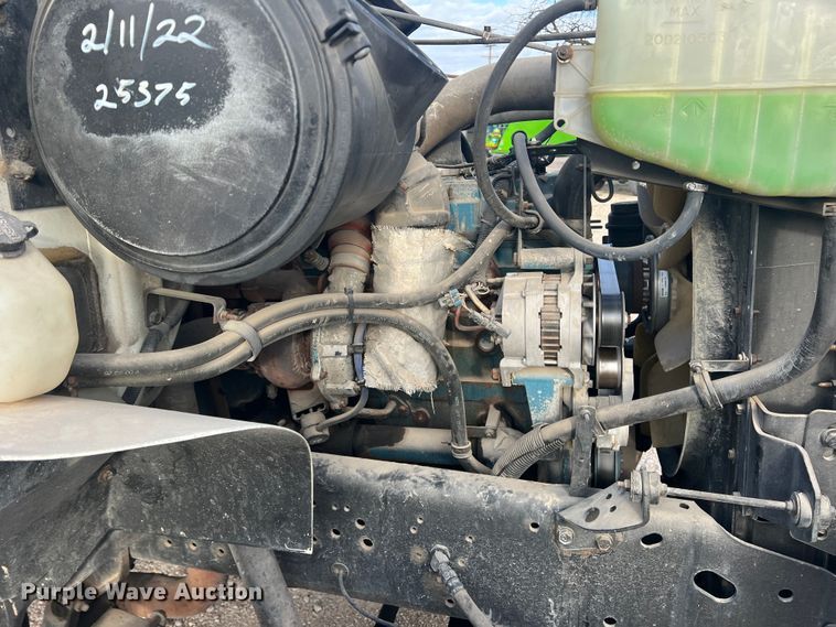 image for item DS2839 2001 International 4900  semi truck