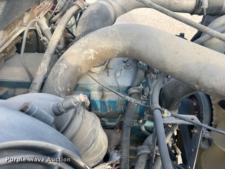 image for item DS2839 2001 International 4900  semi truck