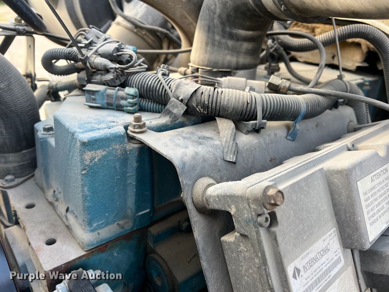 image for item DS2839 2001 International 4900  semi truck