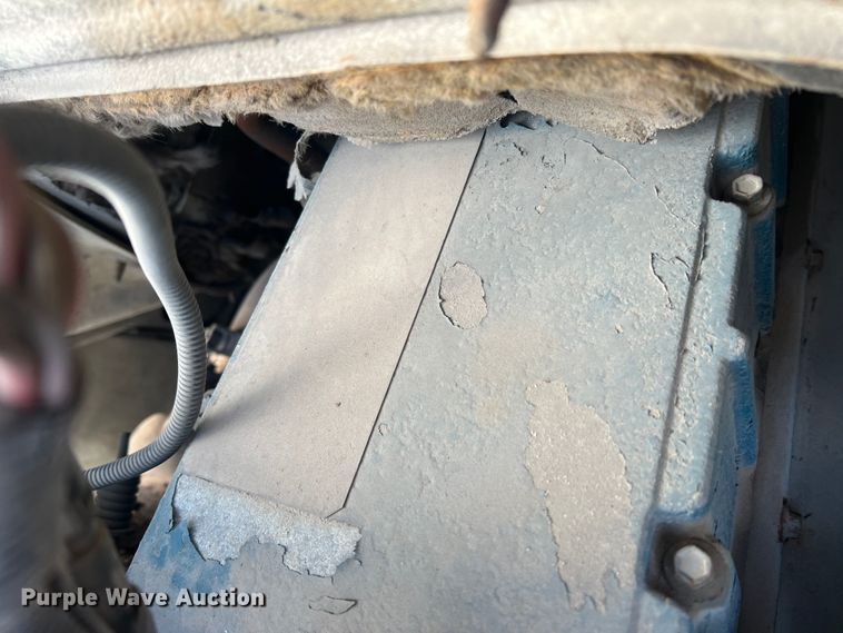 image for item DS2839 2001 International 4900  semi truck