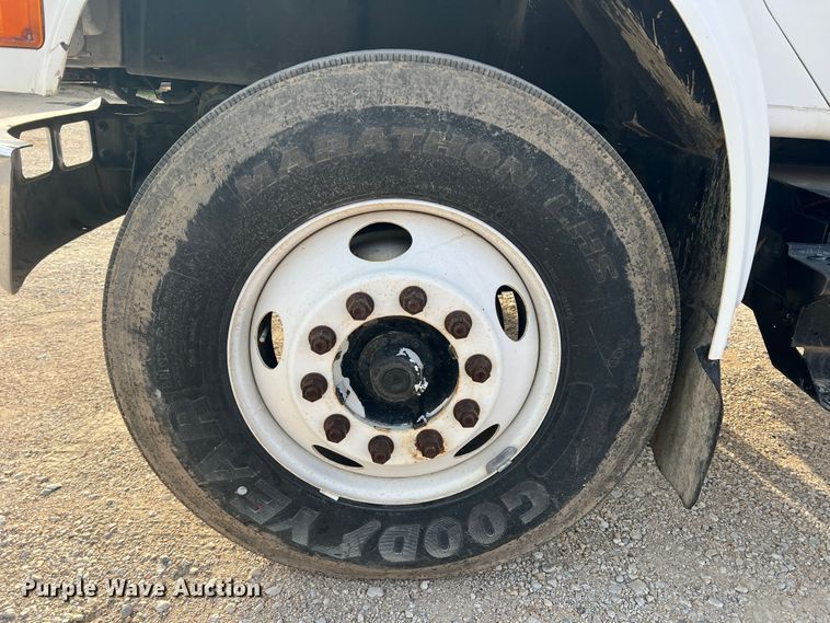 image for item DS2839 2001 International 4900  semi truck