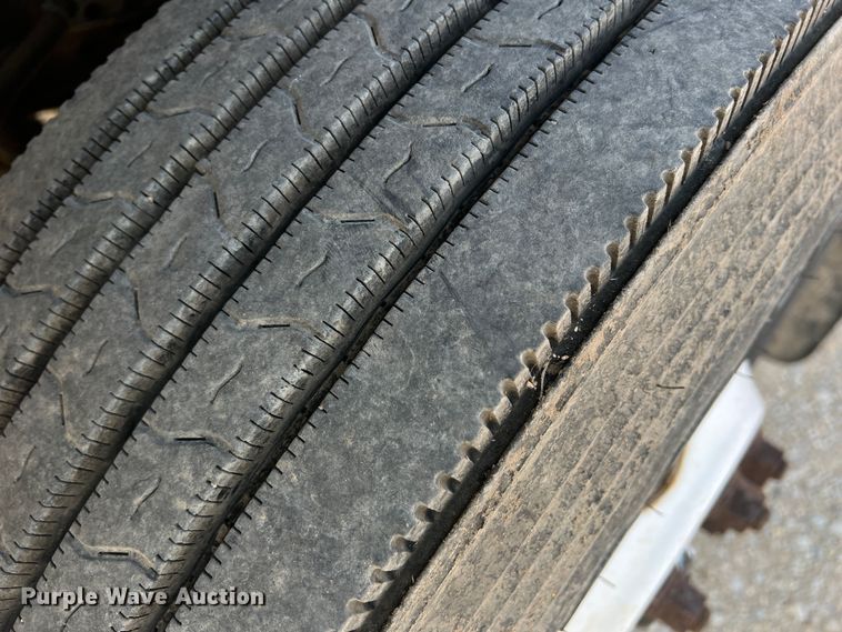 image for item DS2839 2001 International 4900  semi truck