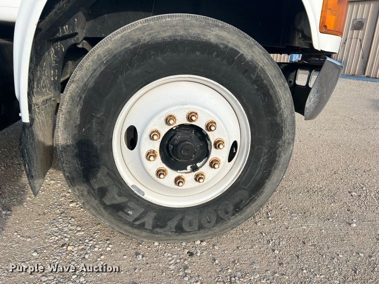 image for item DS2839 2001 International 4900  semi truck