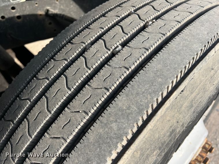 image for item DS2839 2001 International 4900  semi truck