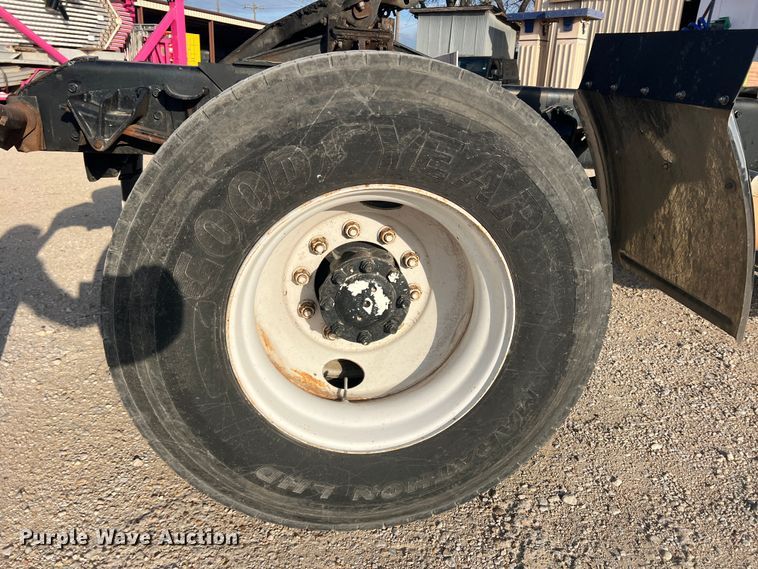 image for item DS2839 2001 International 4900  semi truck