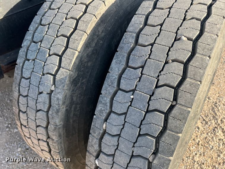 image for item DS2839 2001 International 4900  semi truck