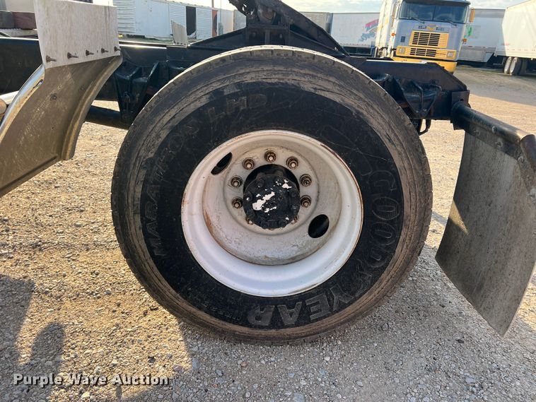 image for item DS2839 2001 International 4900  semi truck