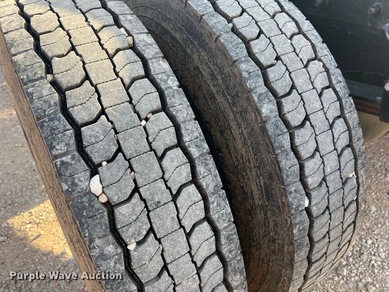 image for item DS2839 2001 International 4900  semi truck