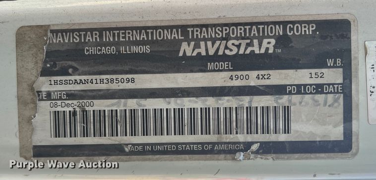 image for item DS2839 2001 International 4900  semi truck