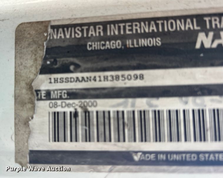 image for item DS2839 2001 International 4900  semi truck