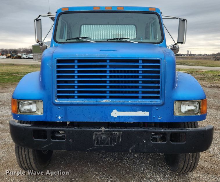 image for item JB9521 1995 International 4900  flatbed truck