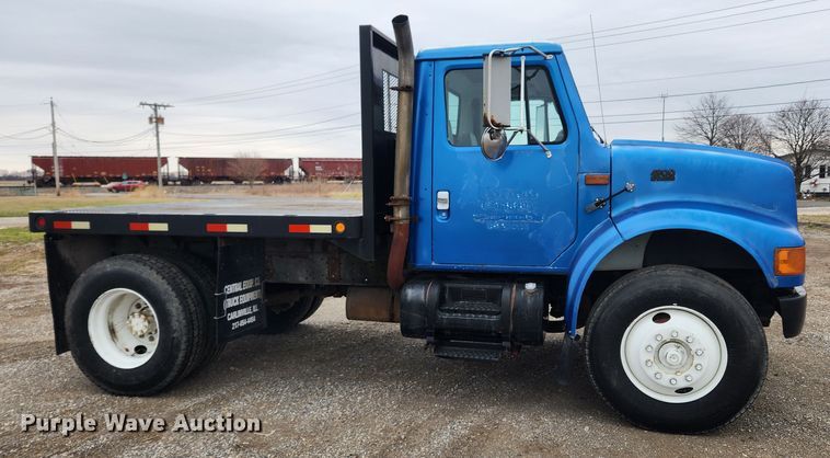 image for item JB9521 1995 International 4900  flatbed truck