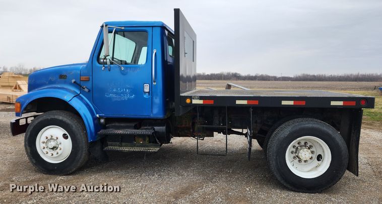 image for item JB9521 1995 International 4900  flatbed truck