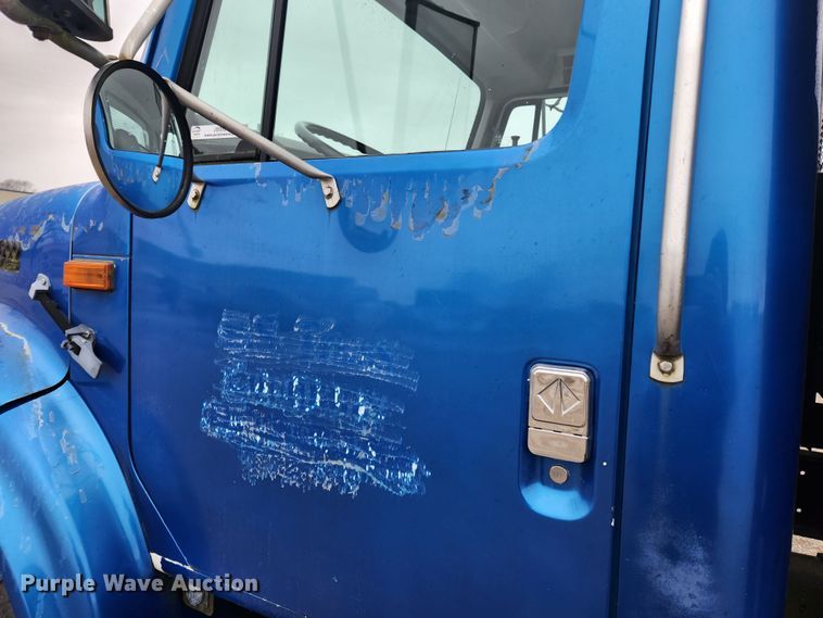 image for item JB9521 1995 International 4900  flatbed truck