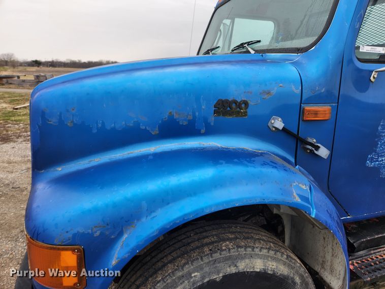 image for item JB9521 1995 International 4900  flatbed truck