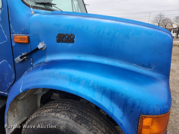 image for item JB9521 1995 International 4900  flatbed truck