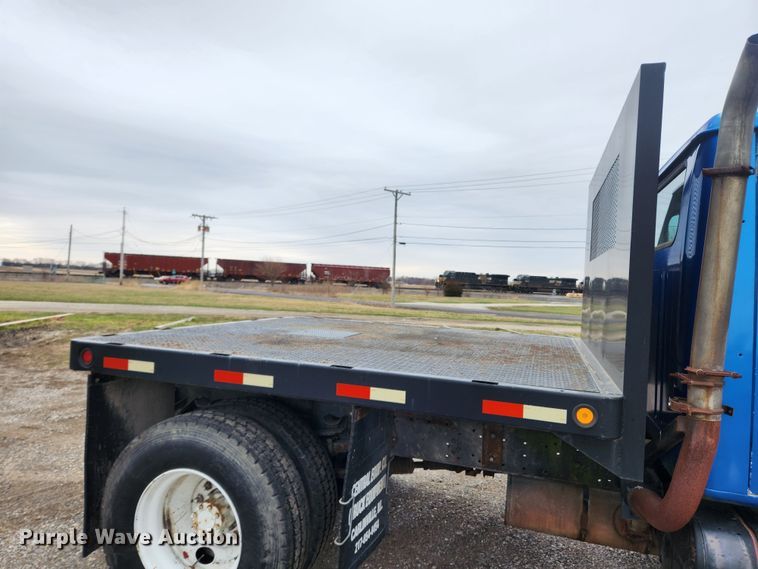 image for item JB9521 1995 International 4900  flatbed truck