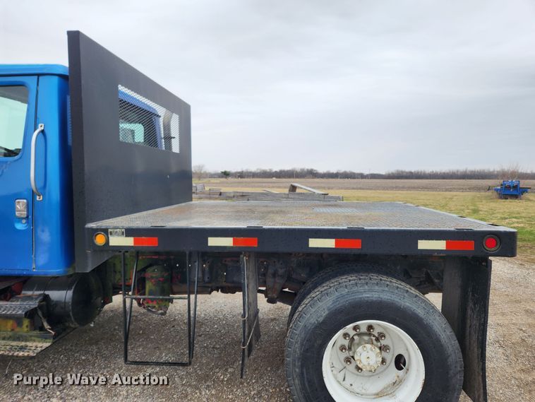 image for item JB9521 1995 International 4900  flatbed truck