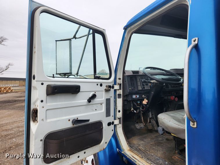 image for item JB9521 1995 International 4900  flatbed truck