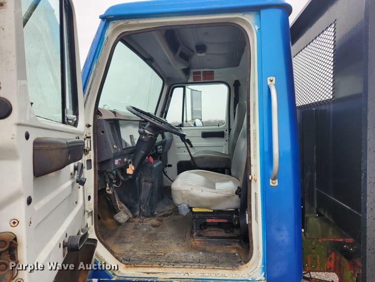 image for item JB9521 1995 International 4900  flatbed truck