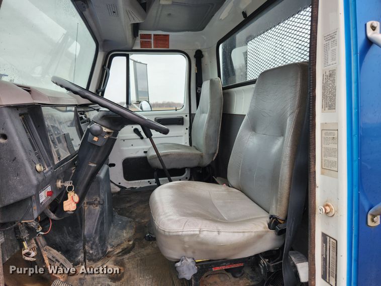 image for item JB9521 1995 International 4900  flatbed truck