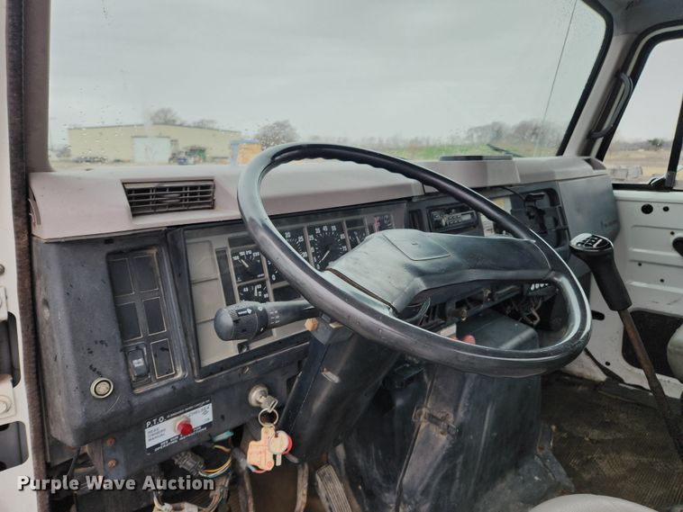 image for item JB9521 1995 International 4900  flatbed truck