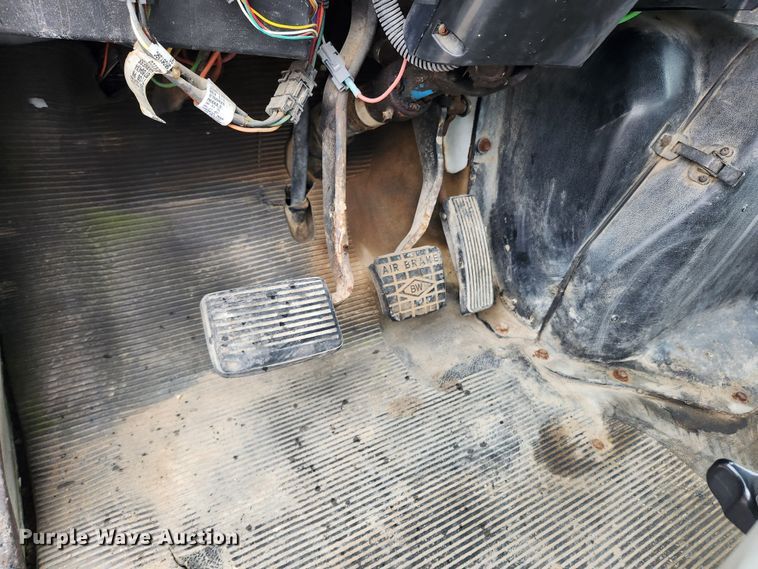 image for item JB9521 1995 International 4900  flatbed truck