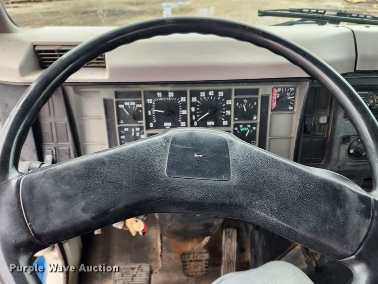 image for item JB9521 1995 International 4900  flatbed truck