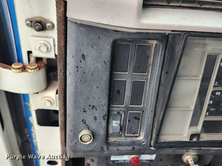 image for item JB9521 1995 International 4900  flatbed truck