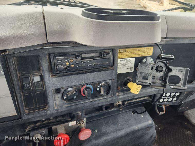 image for item JB9521 1995 International 4900  flatbed truck