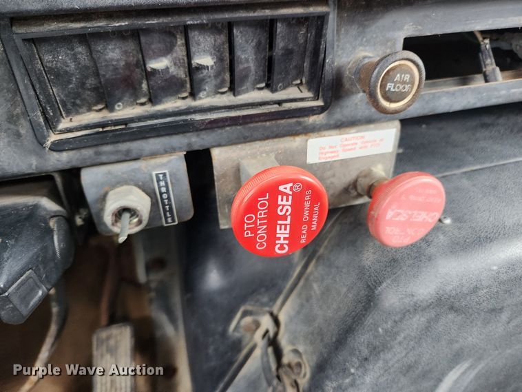 image for item JB9521 1995 International 4900  flatbed truck