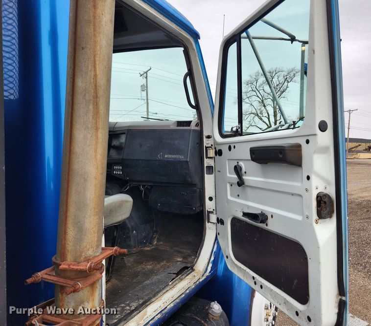 image for item JB9521 1995 International 4900  flatbed truck