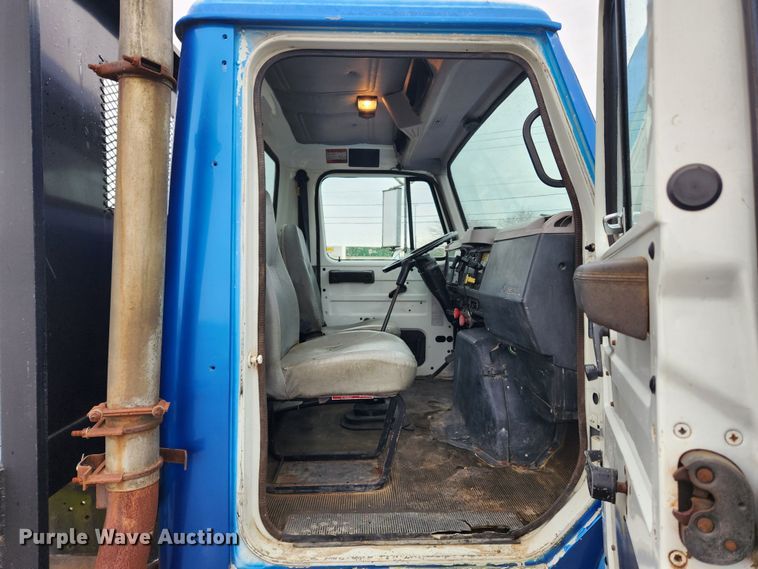 image for item JB9521 1995 International 4900  flatbed truck