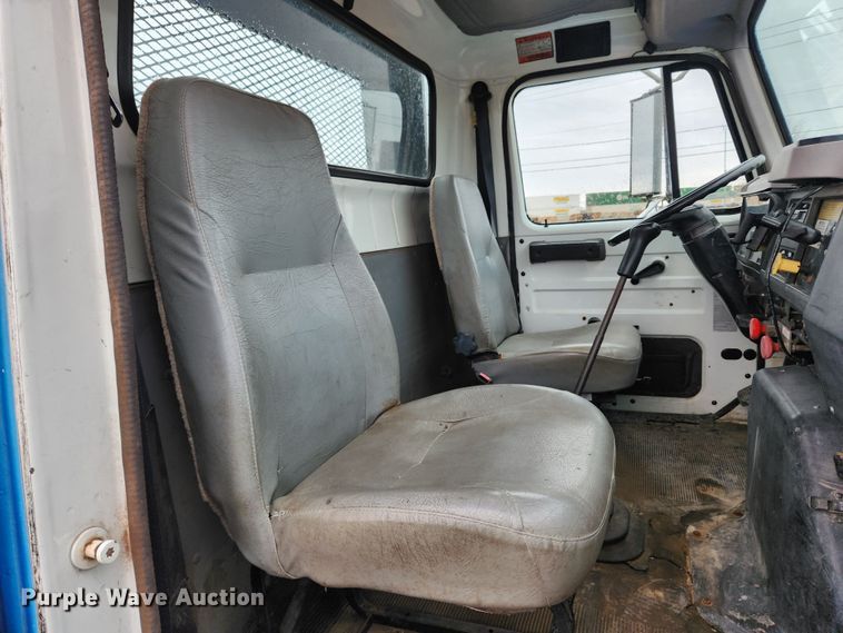 image for item JB9521 1995 International 4900  flatbed truck