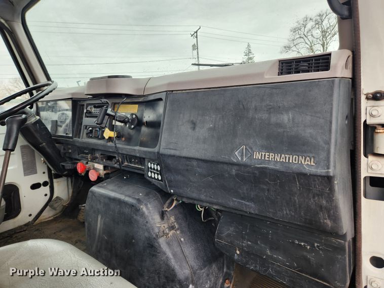 image for item JB9521 1995 International 4900  flatbed truck