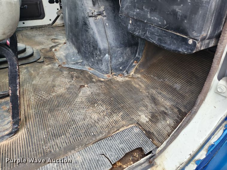 image for item JB9521 1995 International 4900  flatbed truck