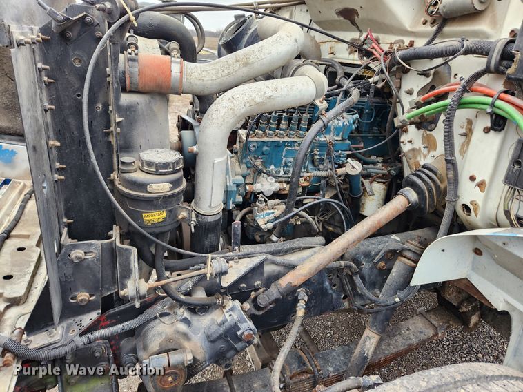 image for item JB9521 1995 International 4900  flatbed truck