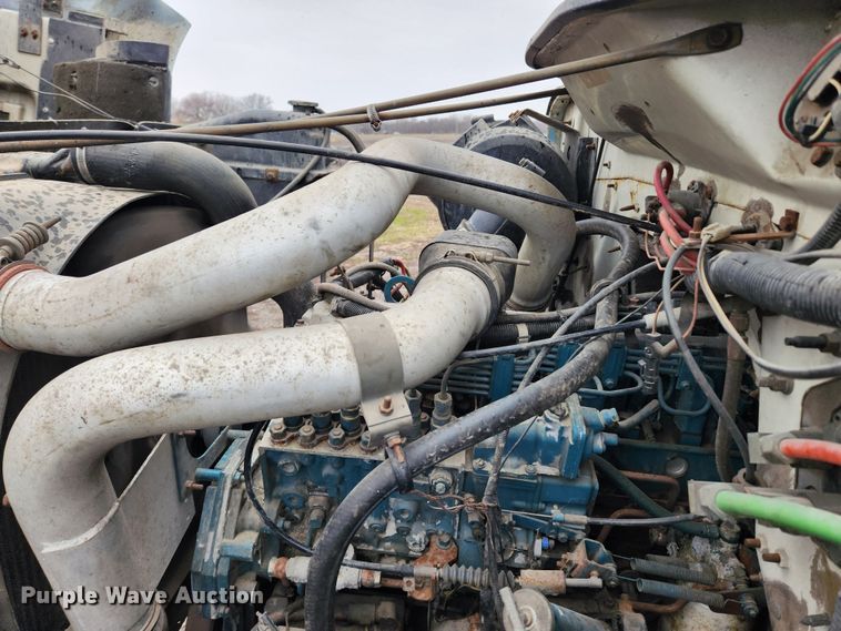 image for item JB9521 1995 International 4900  flatbed truck