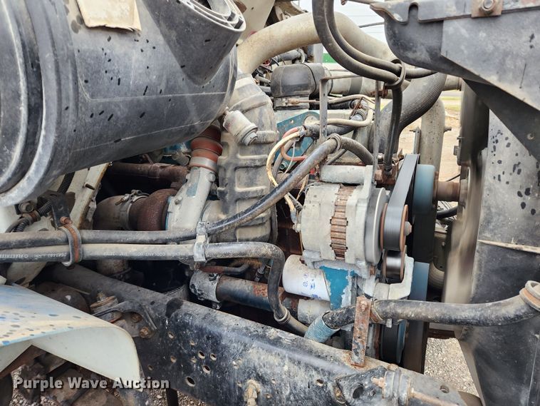 image for item JB9521 1995 International 4900  flatbed truck