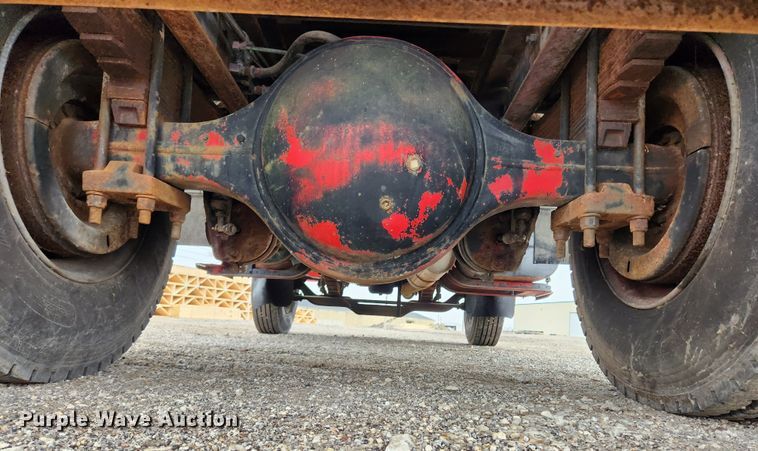 image for item JB9521 1995 International 4900  flatbed truck