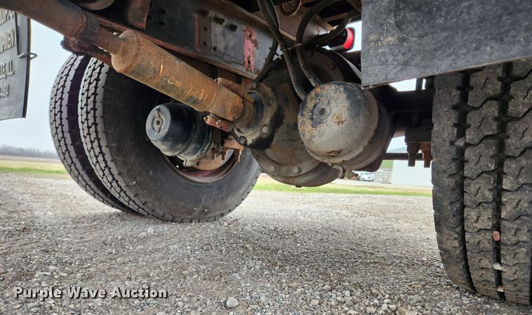 image for item JB9521 1995 International 4900  flatbed truck