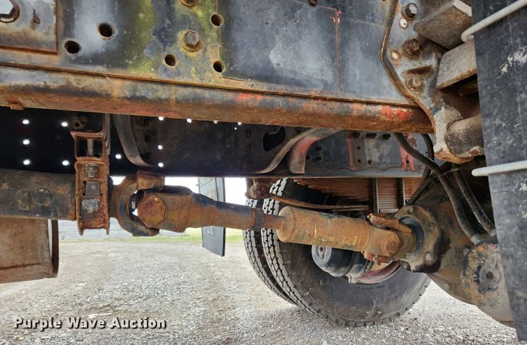 image for item JB9521 1995 International 4900  flatbed truck