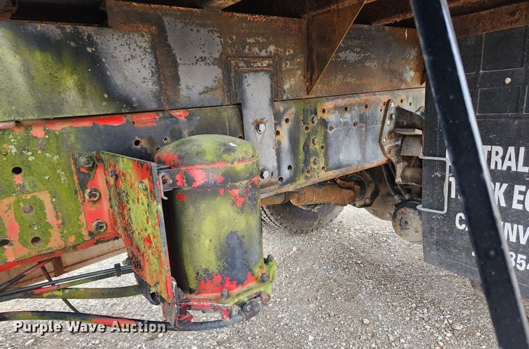 image for item JB9521 1995 International 4900  flatbed truck