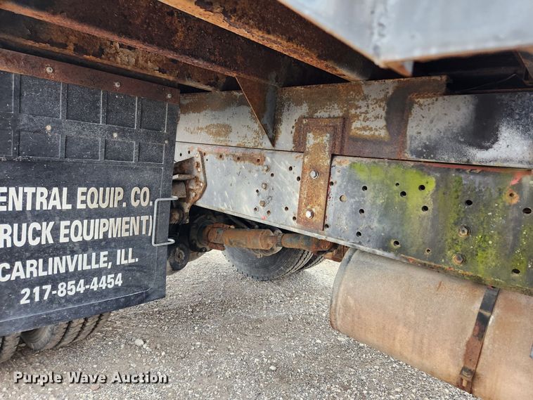 image for item JB9521 1995 International 4900  flatbed truck