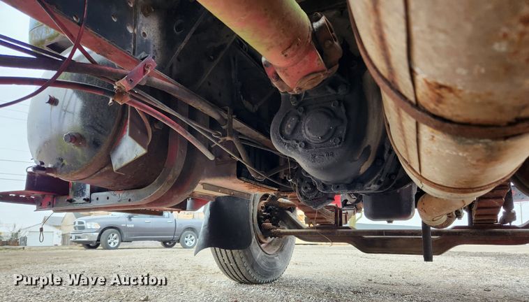 image for item JB9521 1995 International 4900  flatbed truck