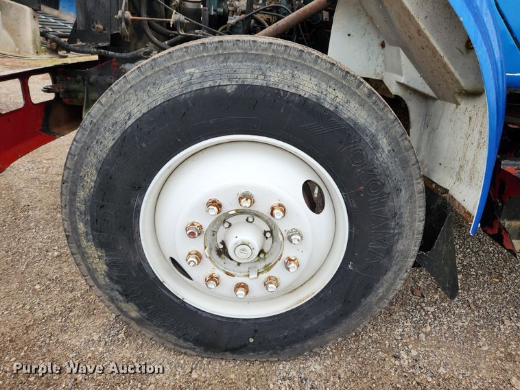 image for item JB9521 1995 International 4900  flatbed truck