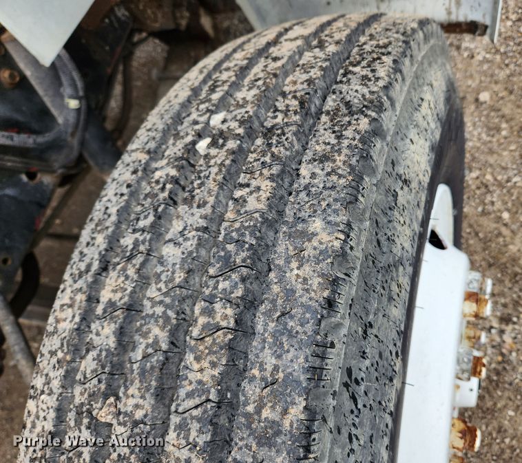 image for item JB9521 1995 International 4900  flatbed truck